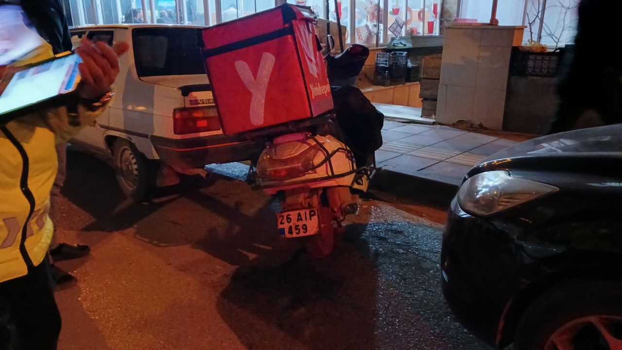 Motokurye yayaya çarpıp kaçtı