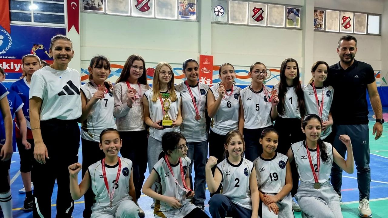 Mehmet Akif’in küçük sultanları şampiyon