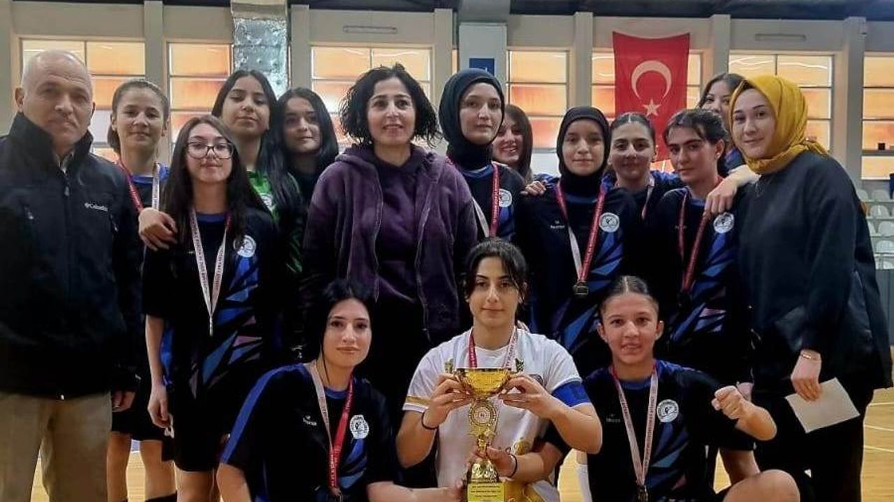 ‘Futsal’ın şampiyonu  Mimar Sinan Anadolu