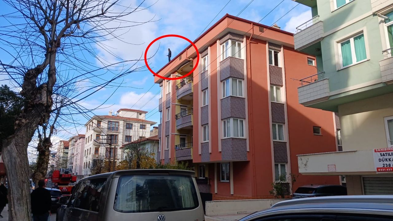 Bunalıma girdi çatıya çıktı: Polis ikna etmeye çalışıyor