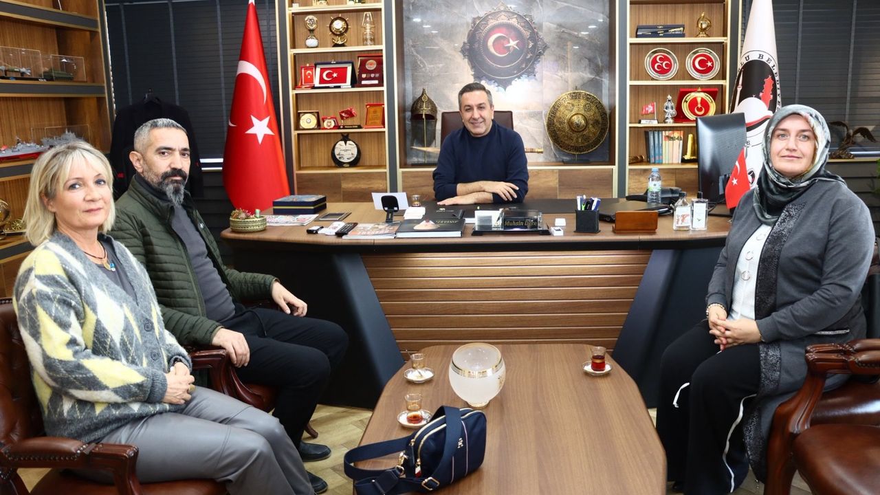 Öğrencilerden Muhsin Dere’ye çiçekli teşekkür