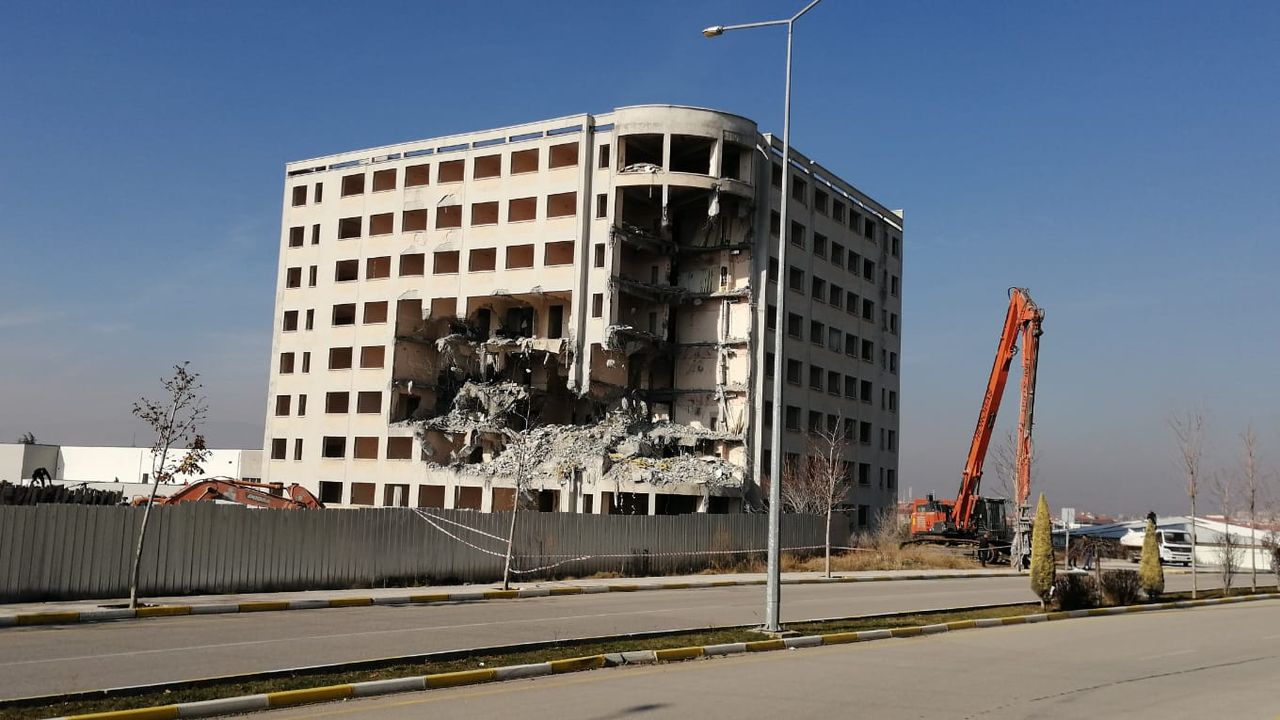 Çorum Eski Devlet Hastanesi yıkım çalışmaları başladı