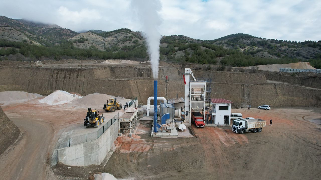O belediye kendi ürettiği asfaltı kullanıyor