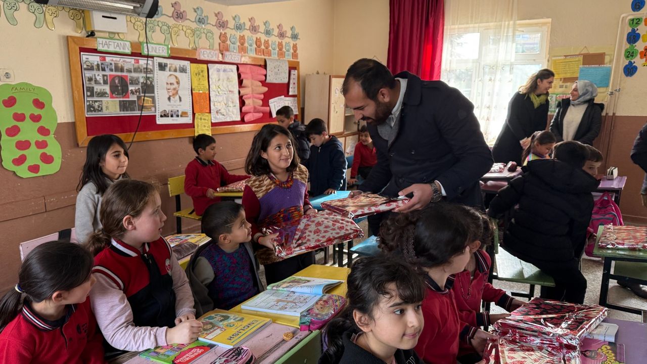 AK Gençlik’ten köy okuluna anlamlı ziyaret