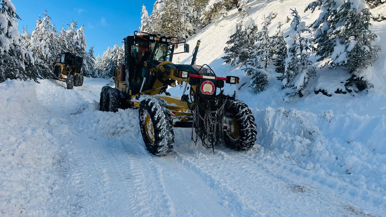 Çorum’da kapanan köy yolları için seferberlik:   55 araçla 7/24 mücadele