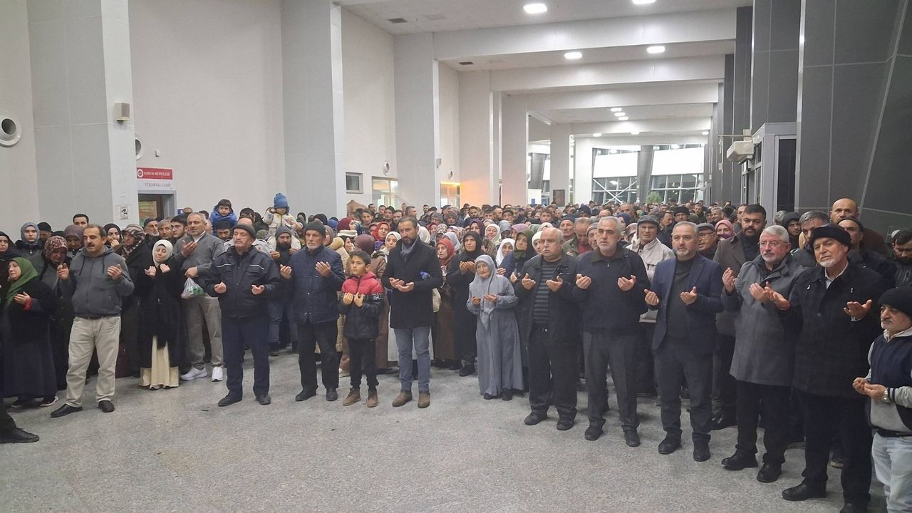 255 kişilik umre  grubu uğurlandı