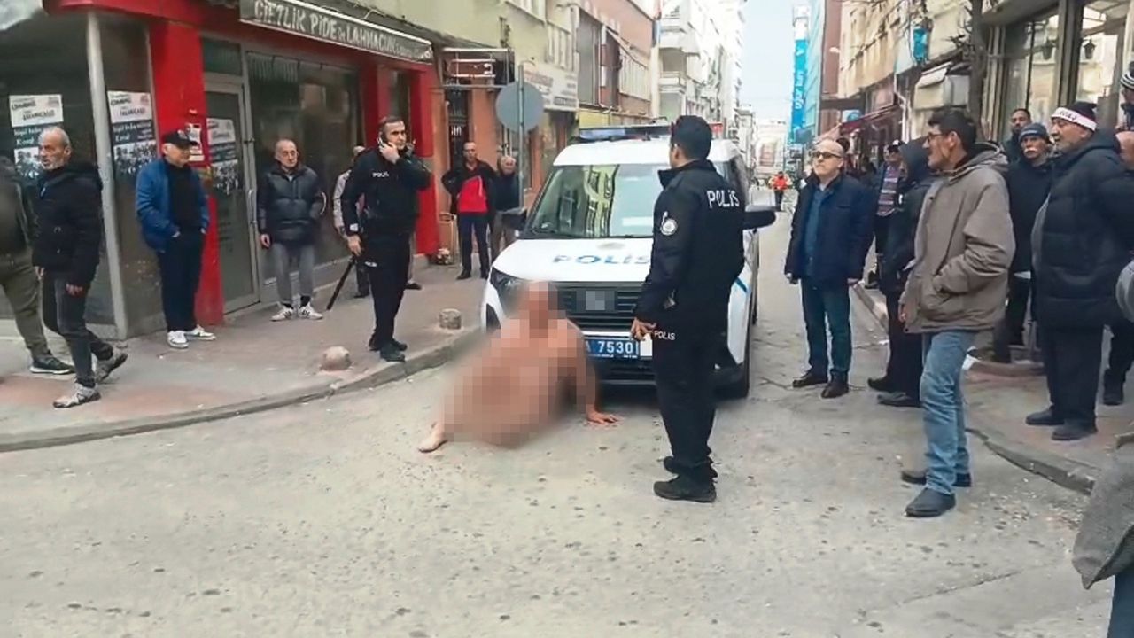 Caddede çıplak dolaşan  şahıs gözaltına alındı