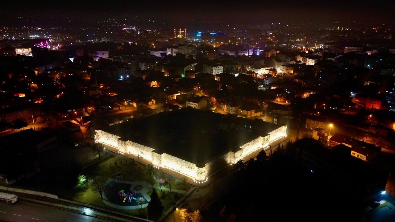 Tarihi Çorum Kalesi ışıl ışıl