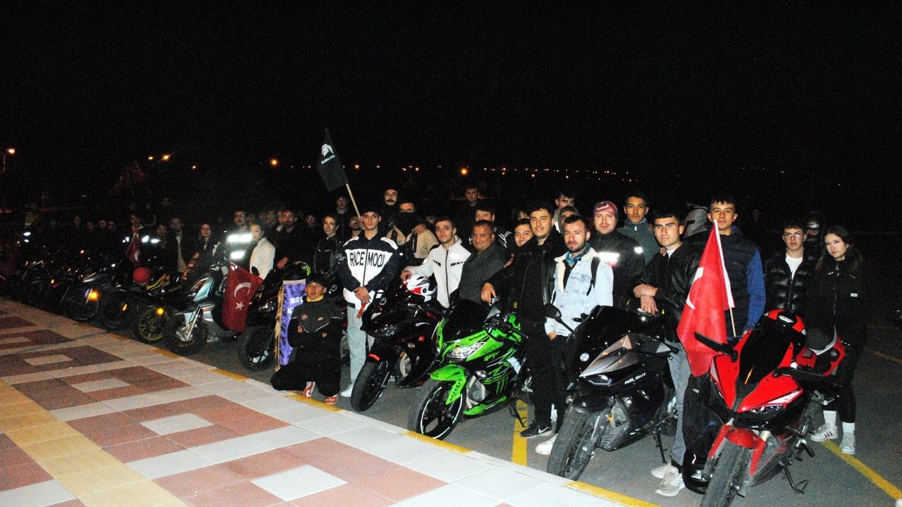 Motosiklet tutkunları  bayrağımız için buluşuyor