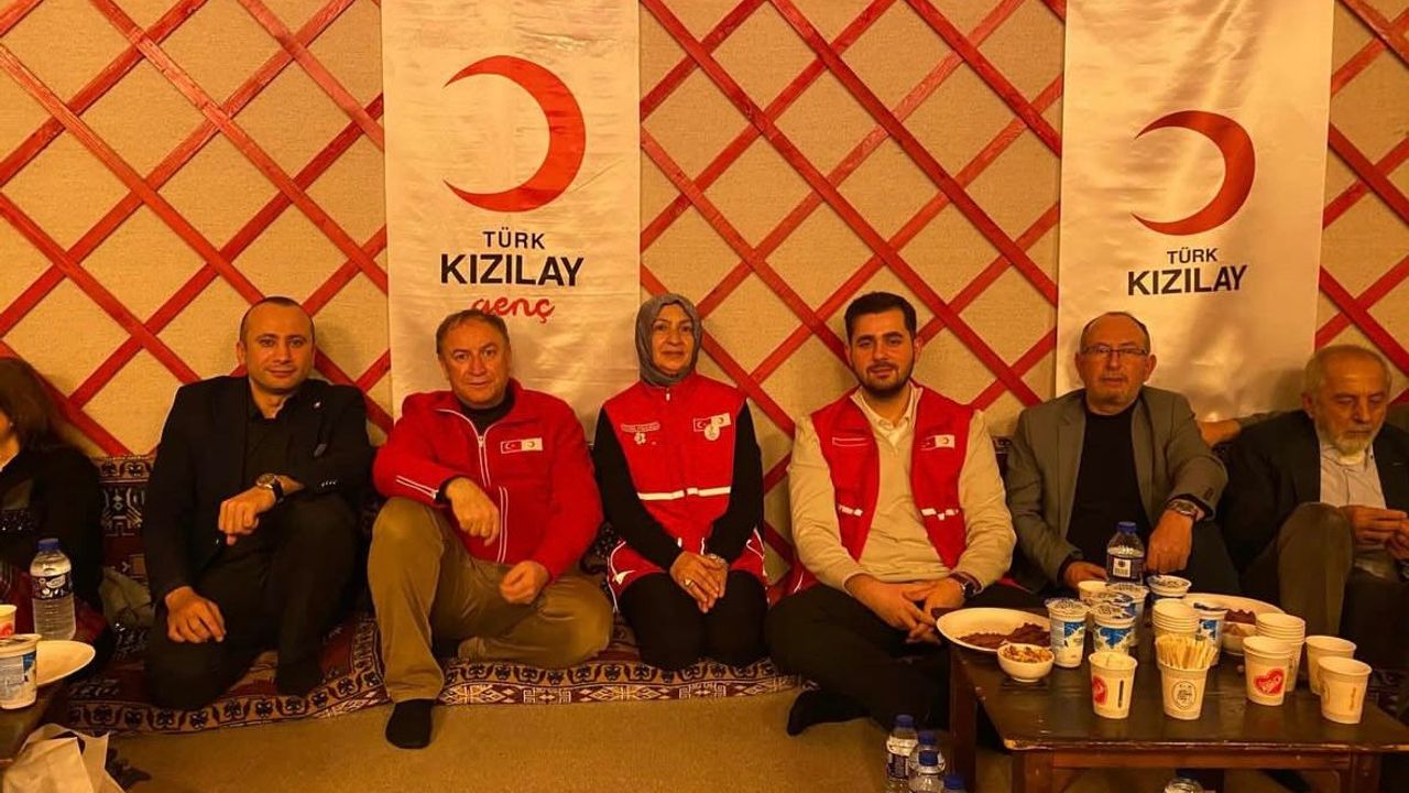 Genç Kızılay Genel Başkanı  İlhan gönüllülerle buluştu