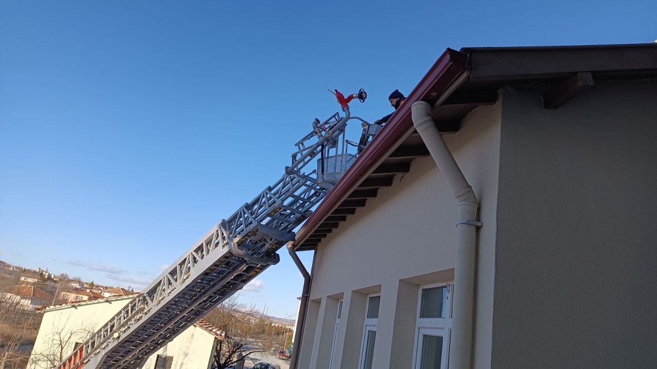 Binanın çatısında mahsur kalan  kediyi itfaiye ekibi kurtardı