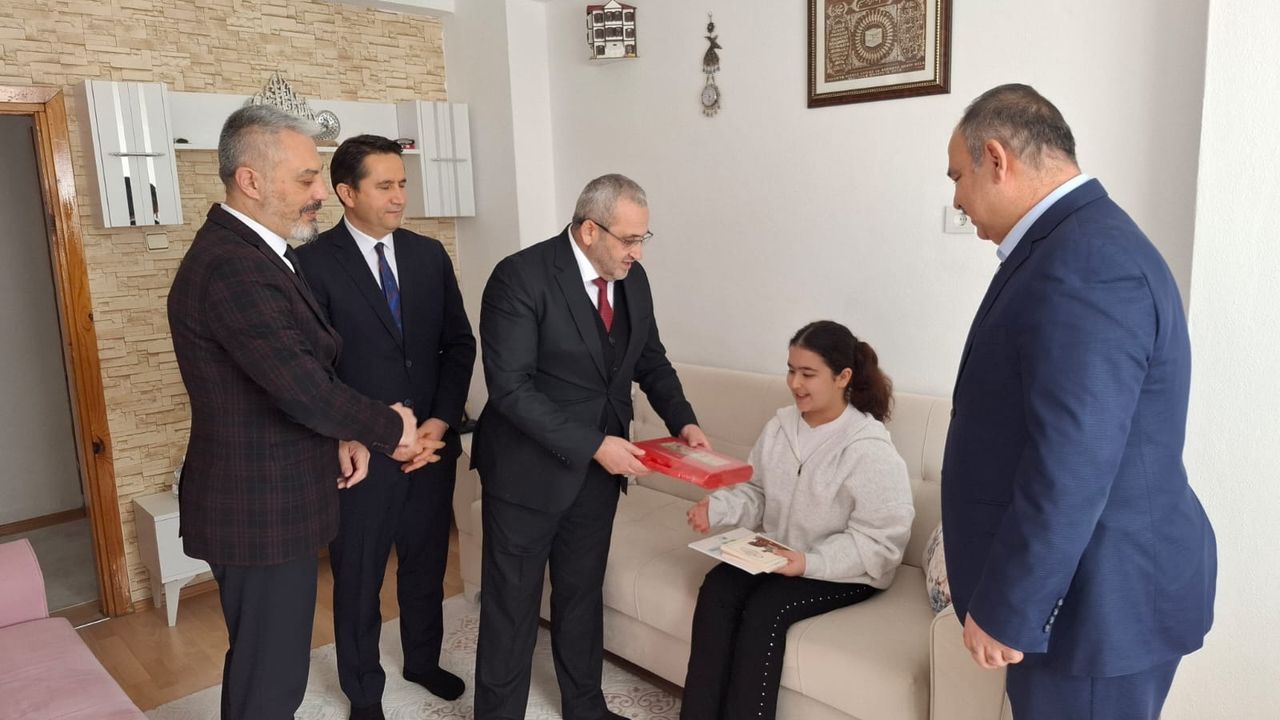 Çağlar, evde eğitim gören  öğrencinin karnesini verdi