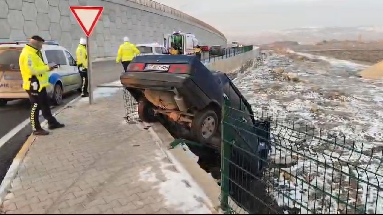 Çorum’da istinat duvarından düşen otomobilin sürücüsü yaralandı