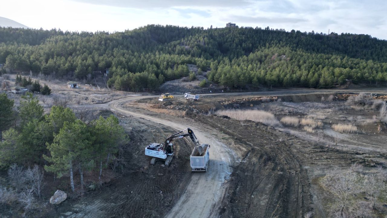 Çorum Barajı çevresinde  yol genişletme çalışması
