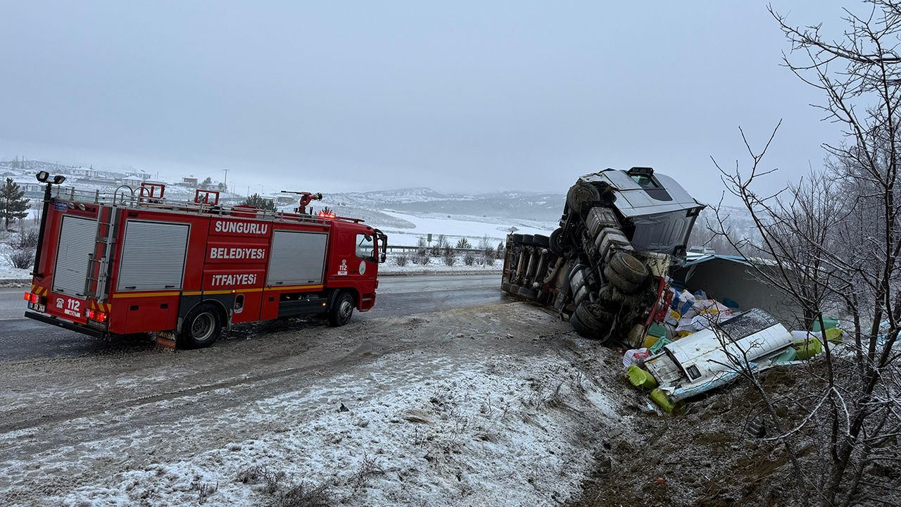Çorum'da devrilen tırın sürücüsü yaralandı