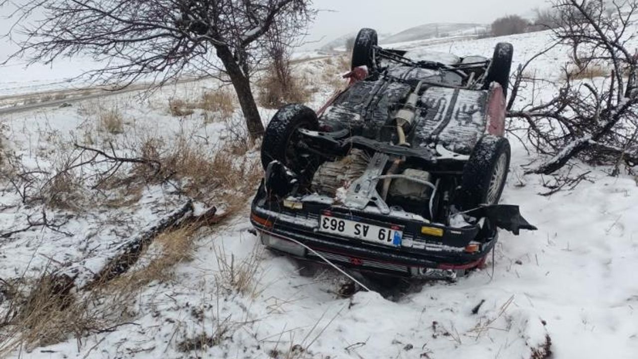 Çorum’da ağaca çarpan otomobil takla attı: 4 yaralı