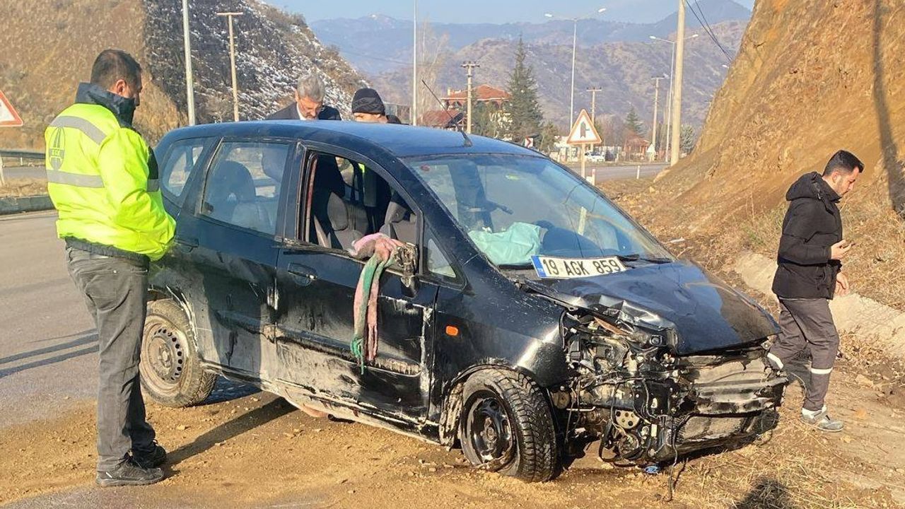 Hastaneye giden  doktorları taşıyan  otomobil kaza yaptı