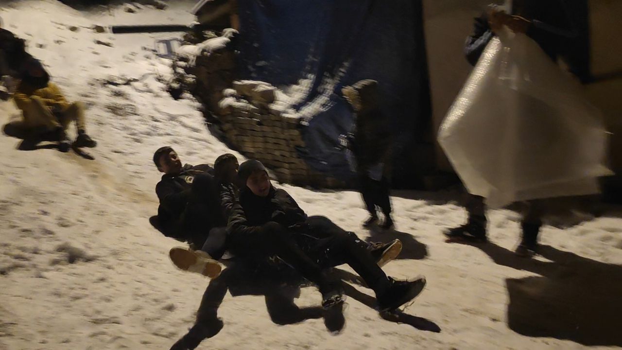 Yeni yıla kar üstünde  kayarak girdiler