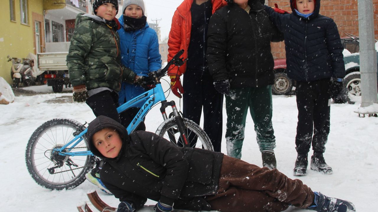 Yeni yılda kar neşesi: Çocuklar sokaklara döküldü