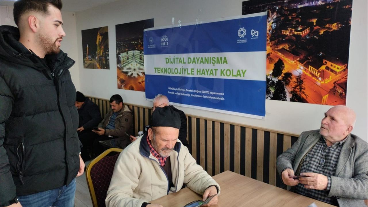 Çorum'da gönüllü üniversite  öğrencileri yaşlıları bilgilendirdi