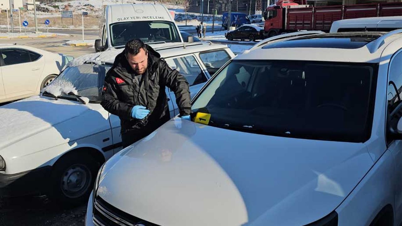 Çorum’da avukata ait cipin camına yorgun mermi isabet etti