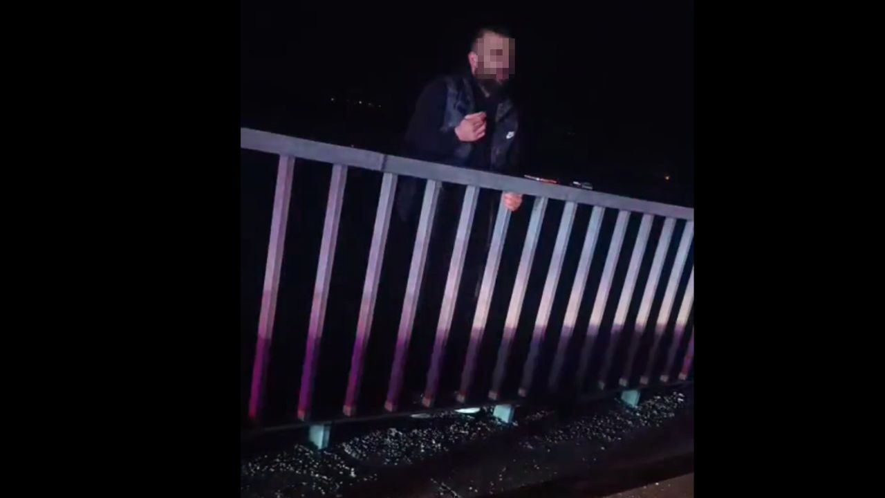 Çorum’da köprüden atlamak isteyen genç...