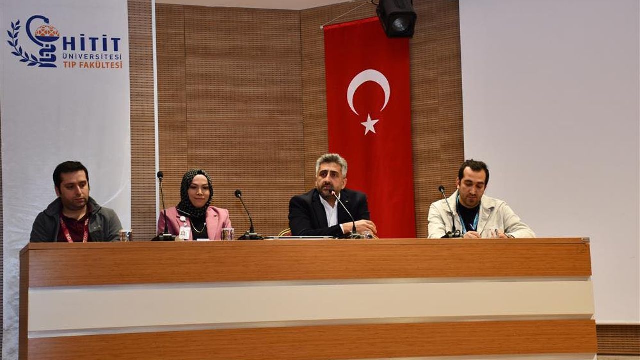 Hastane yönetimi  çalışanları dinliyor