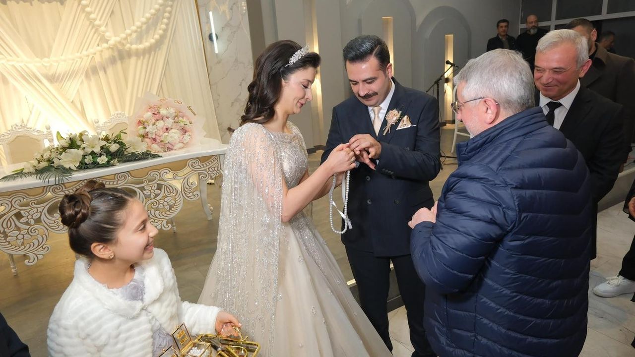 Genç çiftin  yüzüklerini  Aşgın taktı