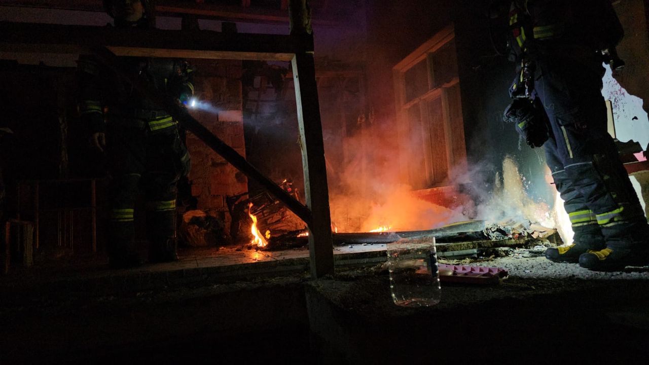 Metruk evde çıkan yangın söndürüldü