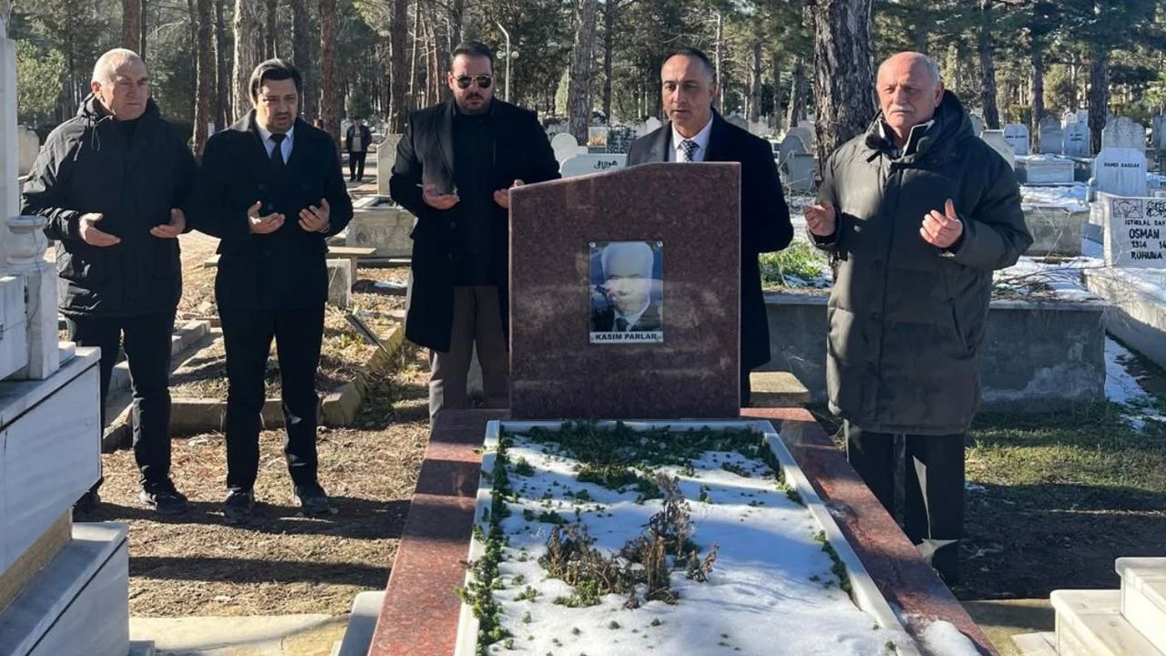 Kasım Parlar’a kabri başında dua