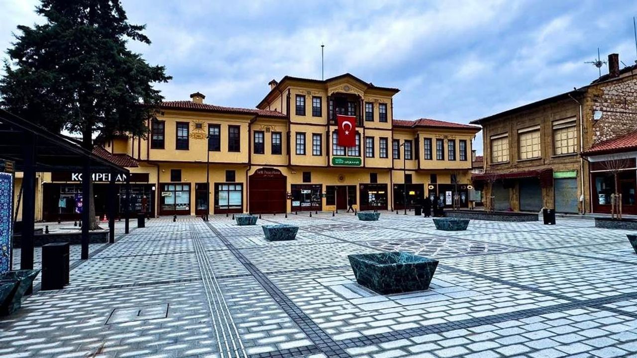 Velipaşa Hanı’nın önünde muhteşem meydan görüntüsü