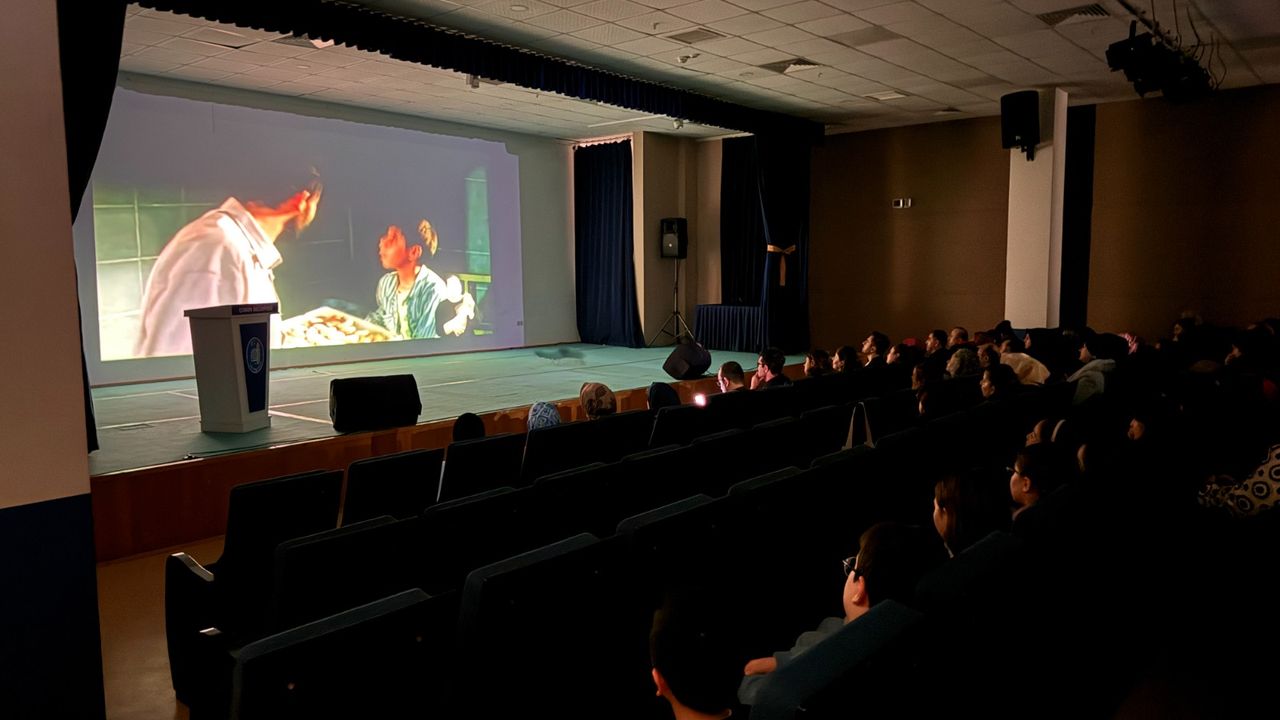 Görme engelliler için betimlemeli film gösterimi