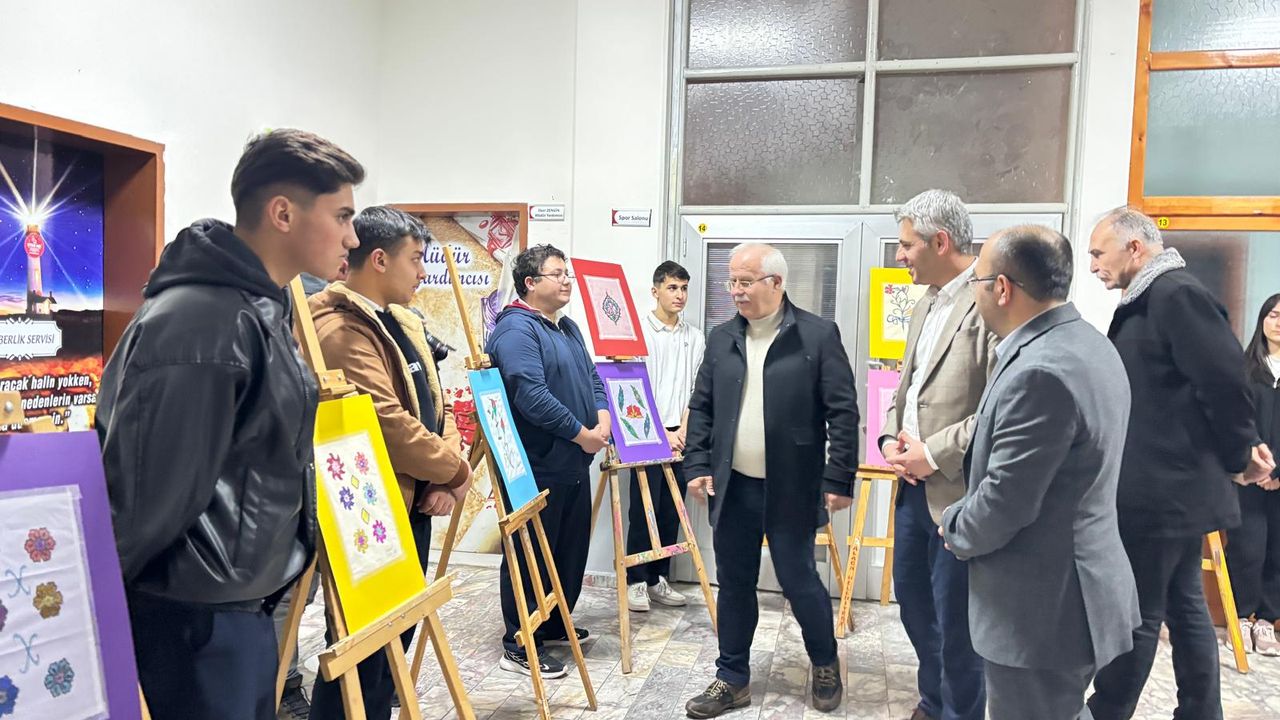 Öğrencilerin tezhip eserleri sergilendi