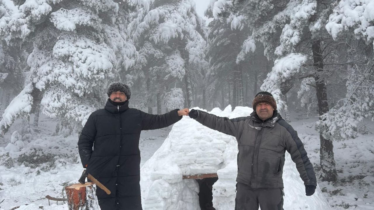 Çorum'un en yüksek dağına çıktılar kardan ev yaptılar