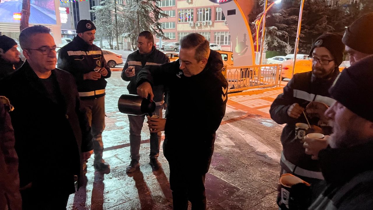 Dere'den karla mücadele ekiplerine sıcak kahve ikramı