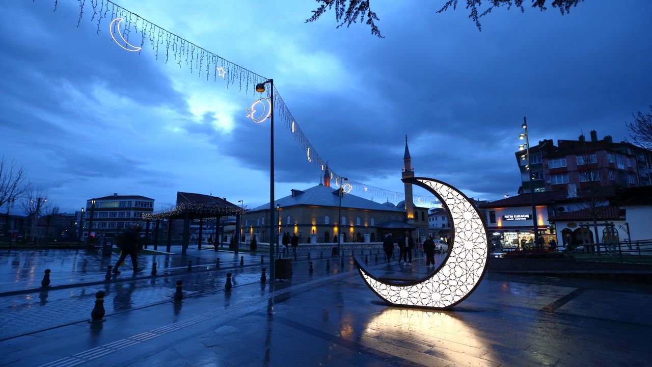 Tarihi Kent Meydanı  Ramazan için süslendi