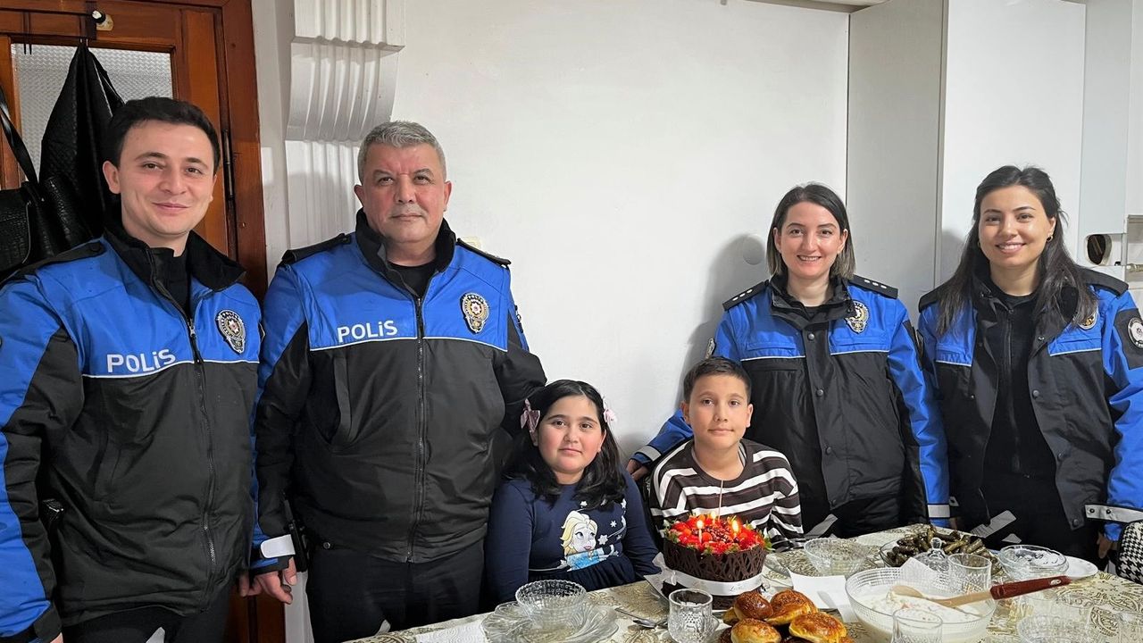 Polisten iki kardeşe  doğum günü sürprizi
