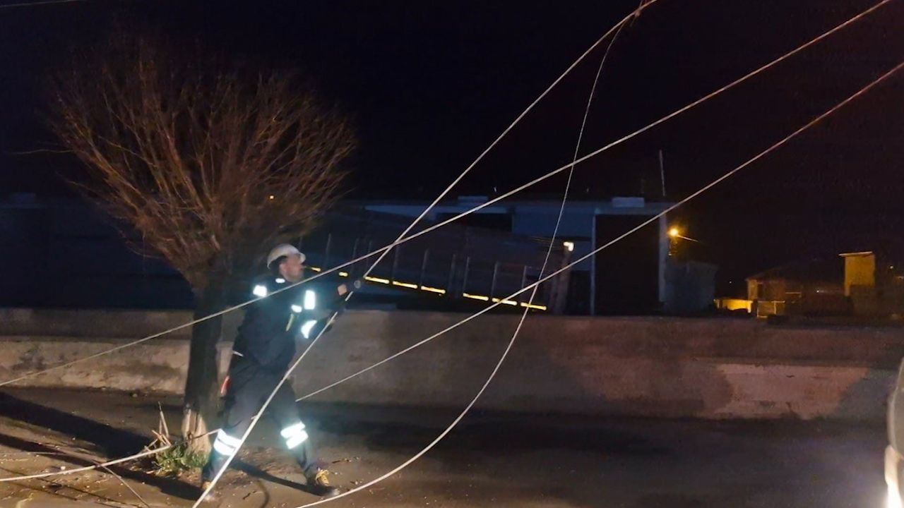 Alaca'da kamyon, elektrik ve  telefon hatlarına zarar verdi