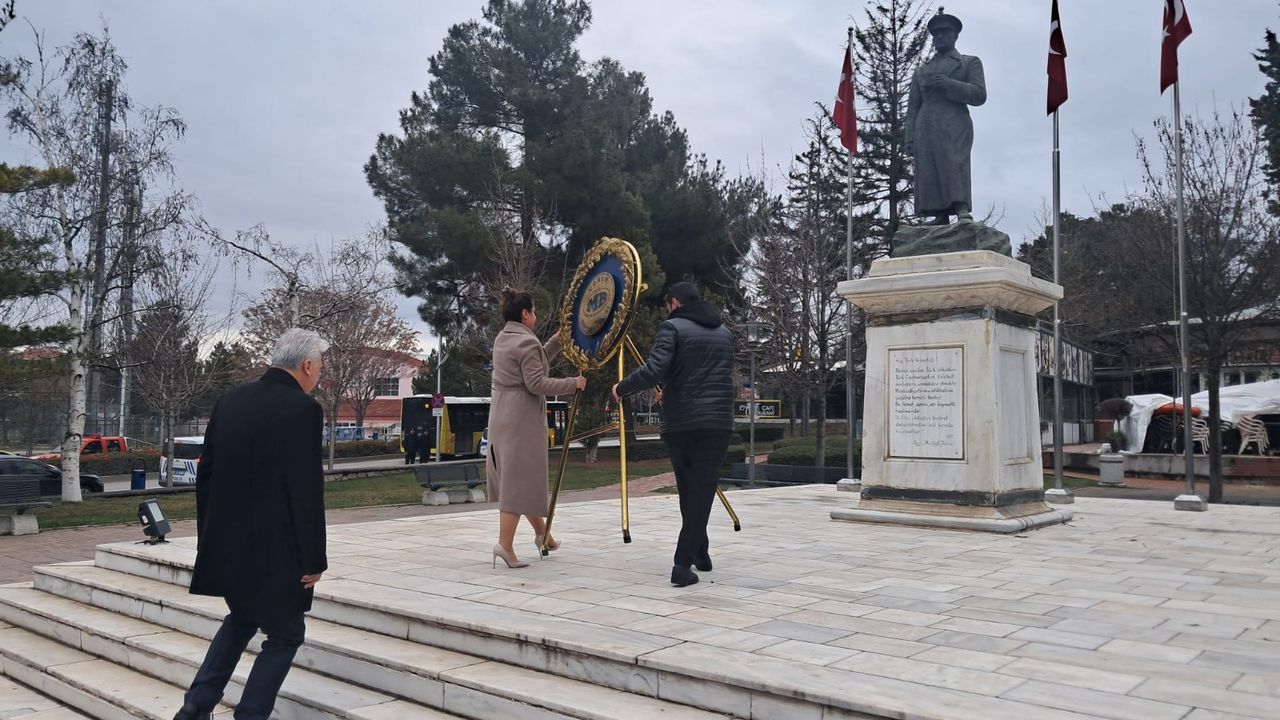 Vergi Haftası’nda Atatürk Anıtı’na çelenk sundular
