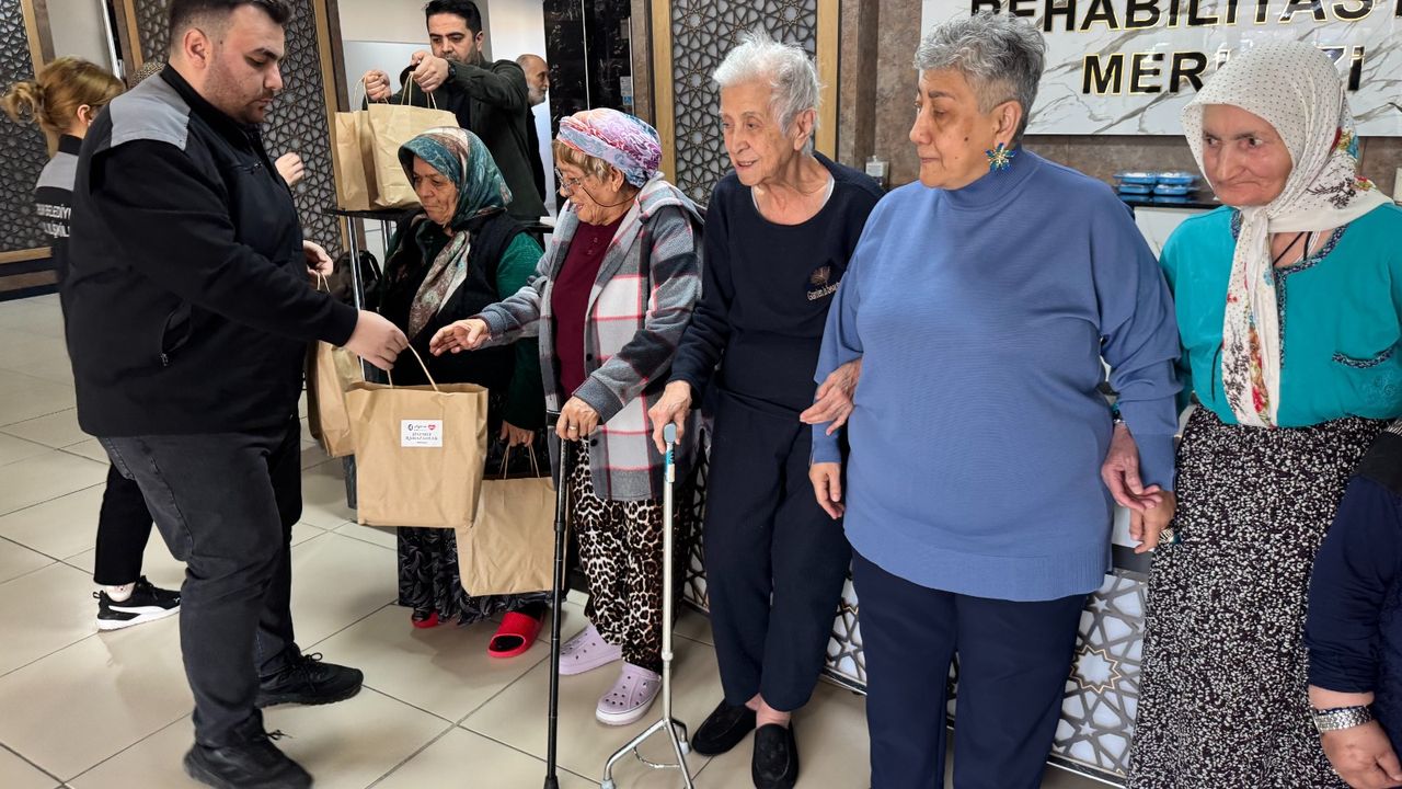 Belediye hasta ve yaşlılara  hijyen paketi dağıttı