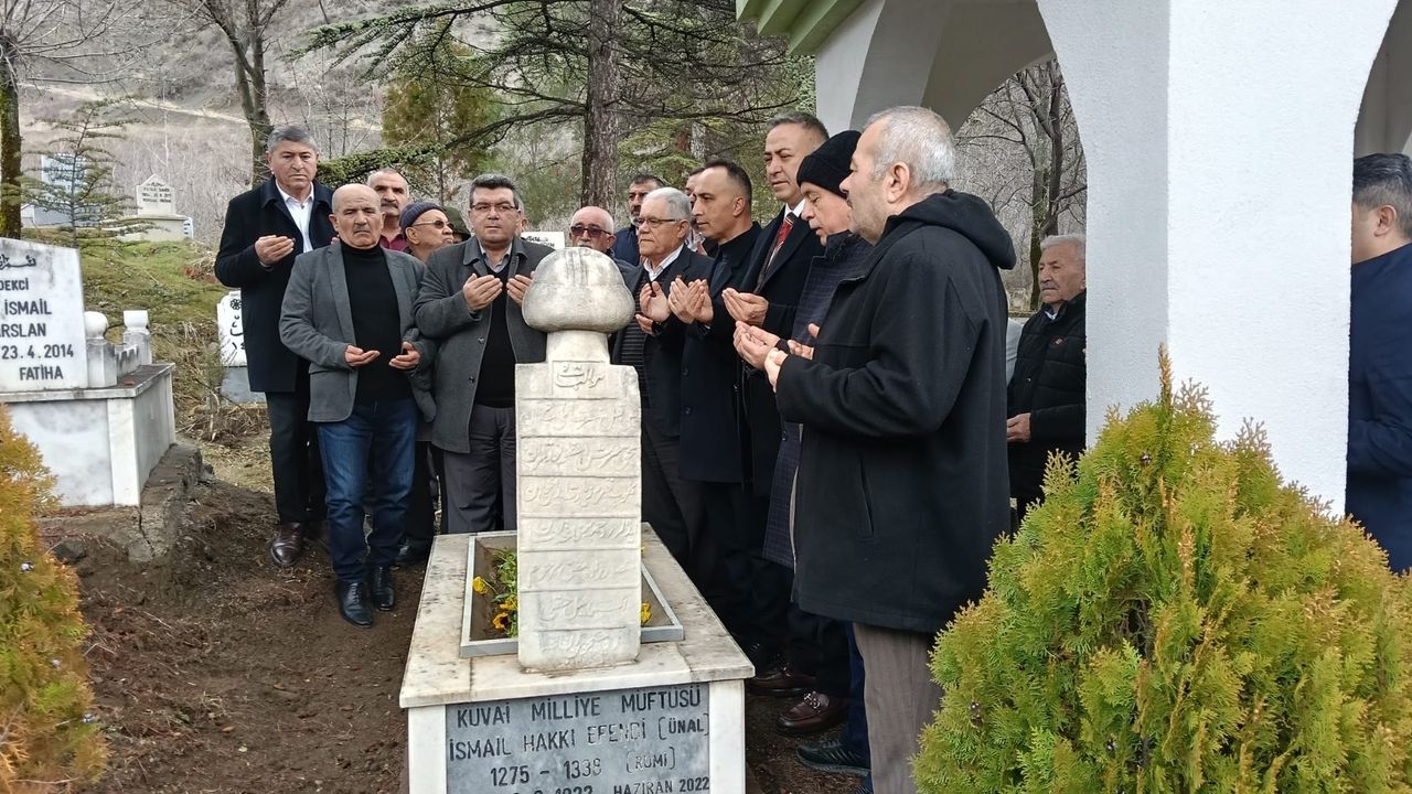 Cumhuriyet adamı  İsmail Hakkı Efendi mezarı başında anıldı