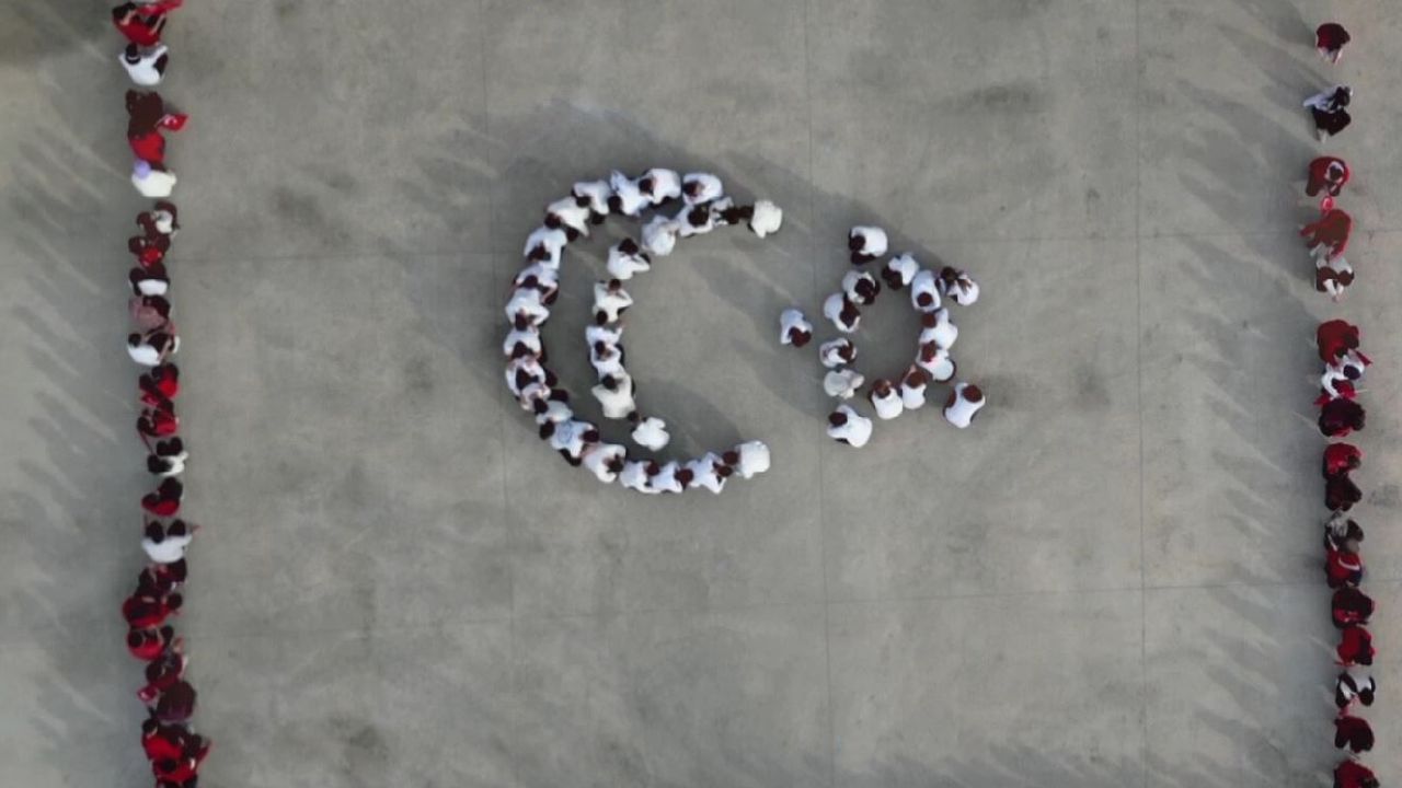 Lise öğrencilerinden “bayrak koreografisi”