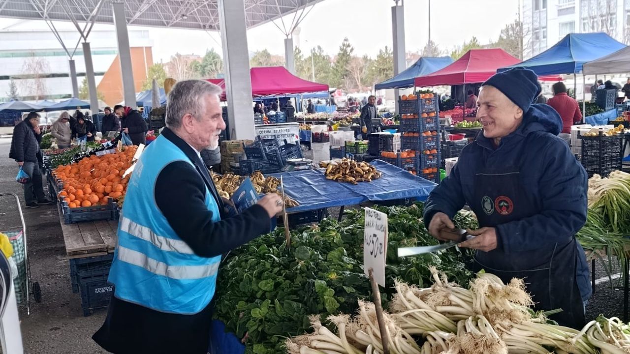 Pazarda hurma ve  imsakiye dağıtıldı