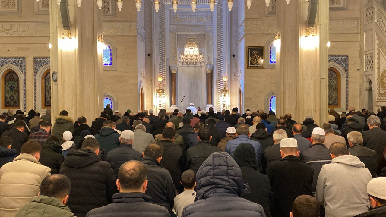 Vatandaşlar ilk teravih için  Akşemseddin Camii'ne akın etti
