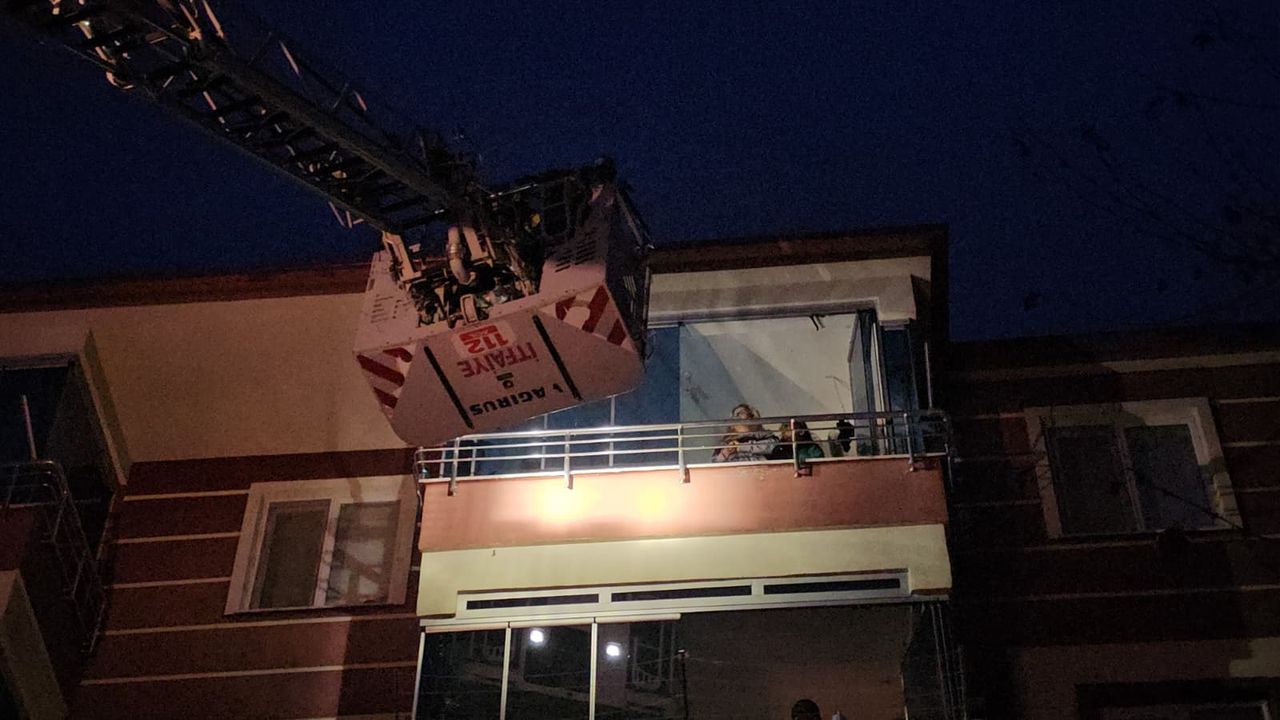 Evde çıkan yangında can pazarı 2’si çocuk 4 kişi hastaneye kaldırıldı