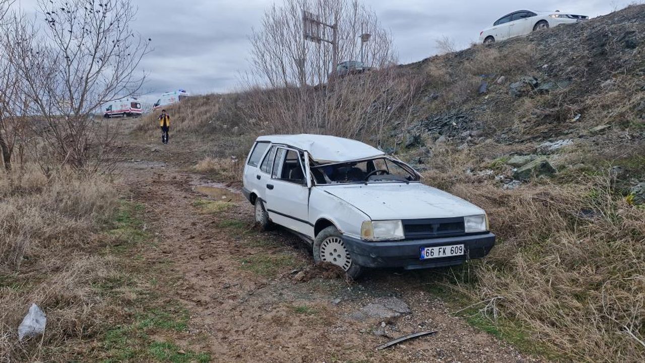 Direksiyon hakimiyetini kaybeden otomobil şarampole uçtu: 3 yaralı