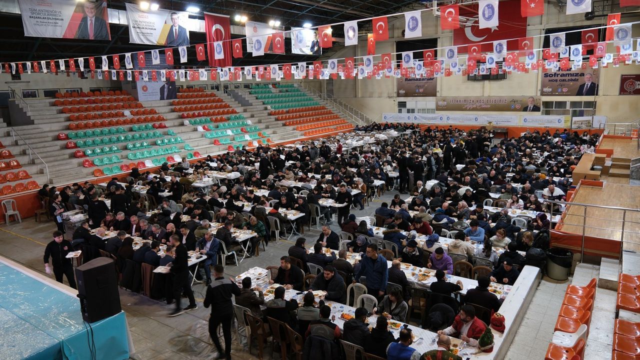 Çorum Belediyesi’nin iftar  sofrasında ilk oruç açıldı