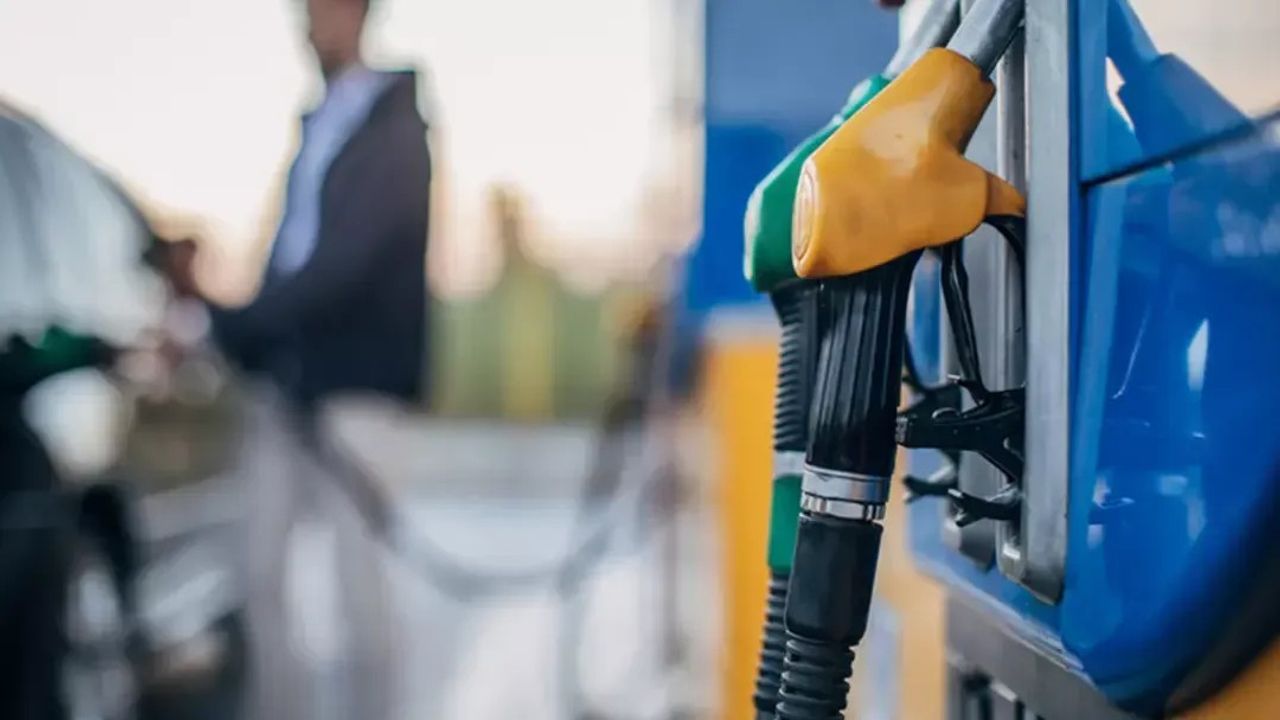 Araç sahipleri dikkat: Akaryakıta zam geldi! Bir ilk yaşandı...