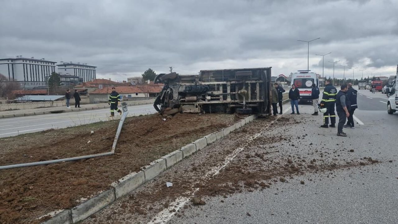 Çorum’da devrilen kamyonetteki 3 kişi küçük sıyrıklarla kurtuldu