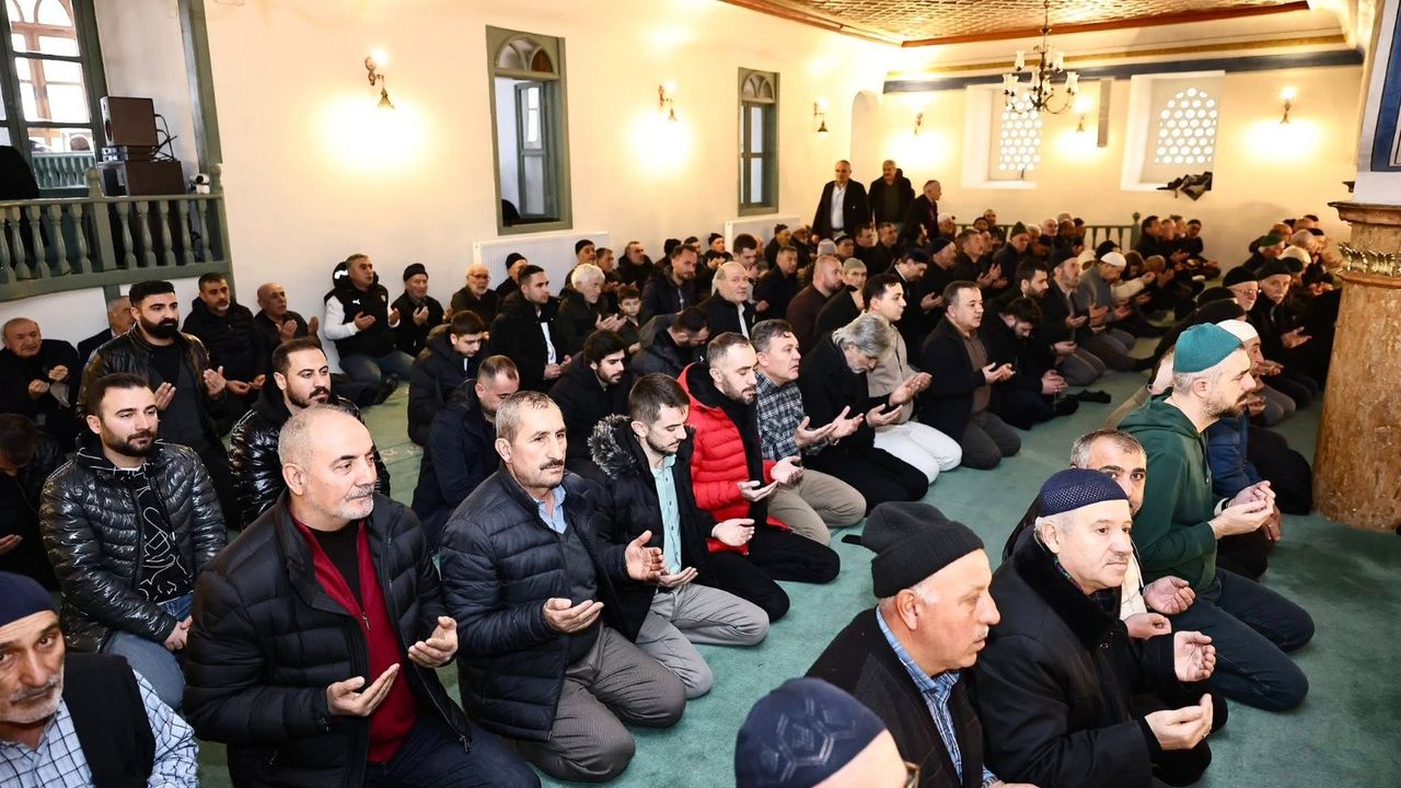 Depremde hayatını kaybedenler  için mevlit okutuldu